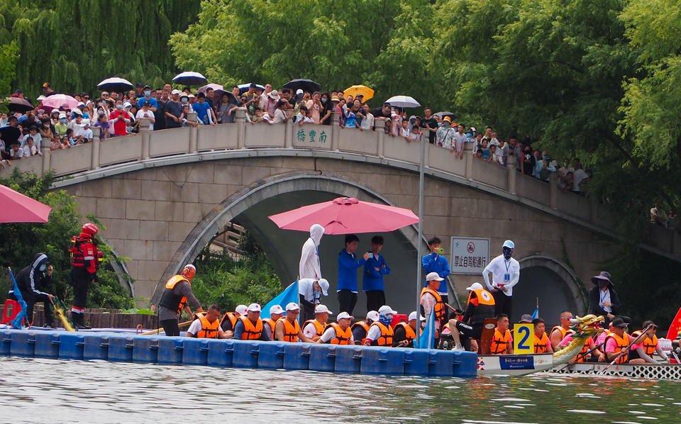 周末的济南大明湖景区，数万人涌入仿佛节日一般