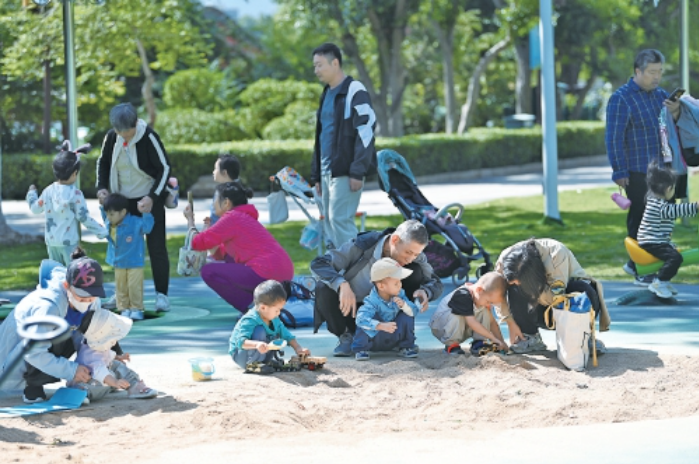 济南大明湖畔新增儿童乐园 家长孩子乐享秋日好时光