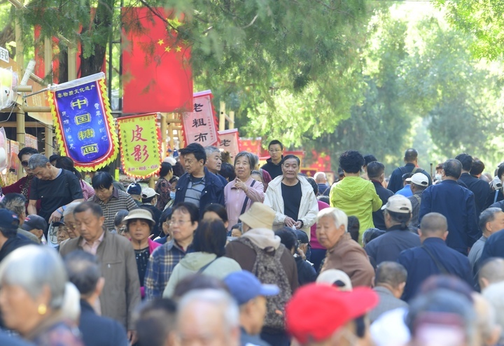 千佛山上“人从众”，重阳节山会人气爆棚