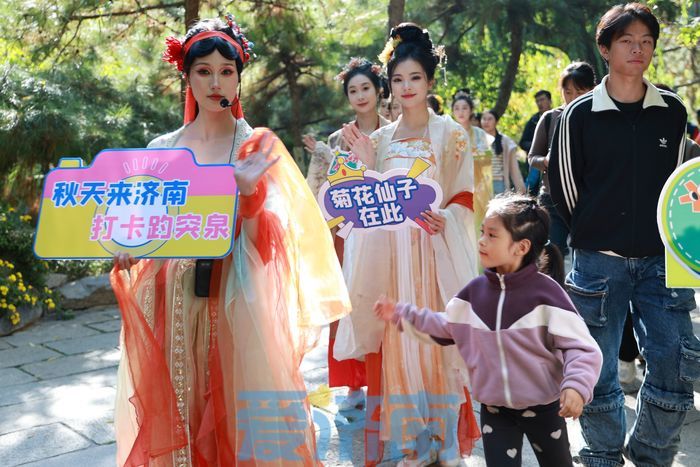 图集｜趵突泉“菊花仙子”古风巡游