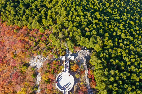 济南著名的“半青山”游客穿梭，山体半红半绿犹如“鸳鸯火锅”