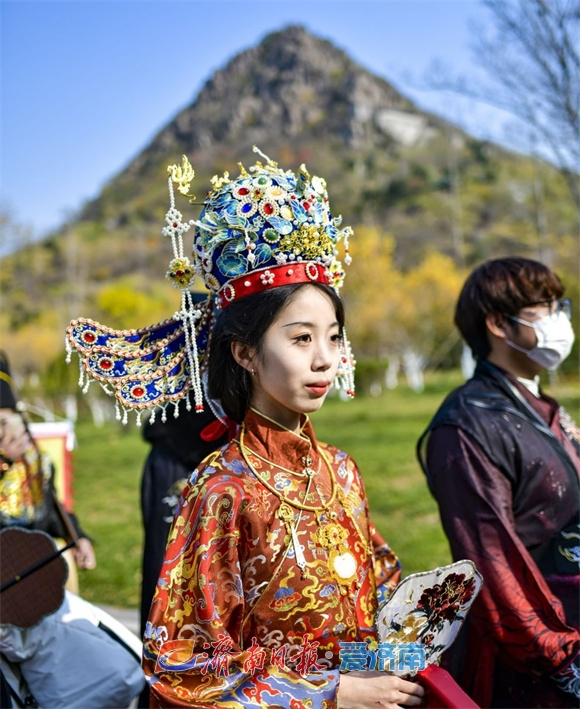 华山脚下汉服巡游 近千人共赴华裳盛会