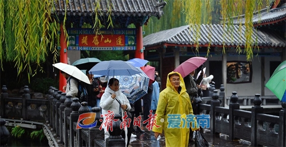 冬雨如约而至，雨中赏泉别有情调