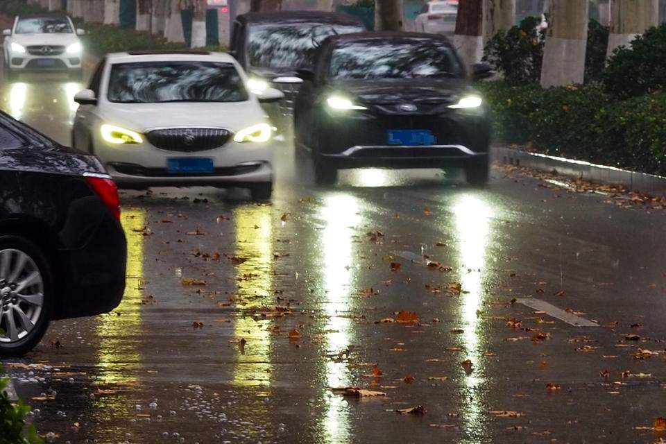 雨幕笼罩济南城，寒冷中多了份静谧