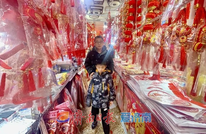 济南：氛围感拉满 新年挂饰热销