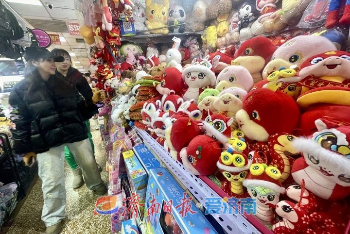 济南：氛围感拉满 新年挂饰热销