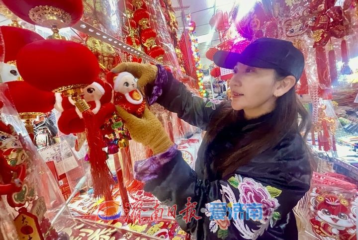 济南：氛围感拉满 新年挂饰热销