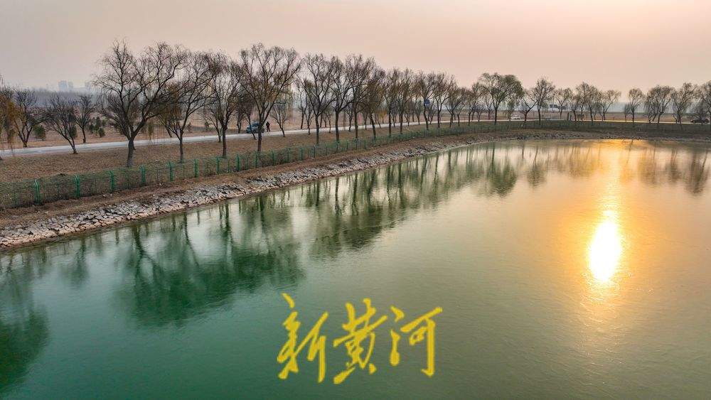 连日持续低温，济南黄河畔沉砂池冻成“绿翡翠”