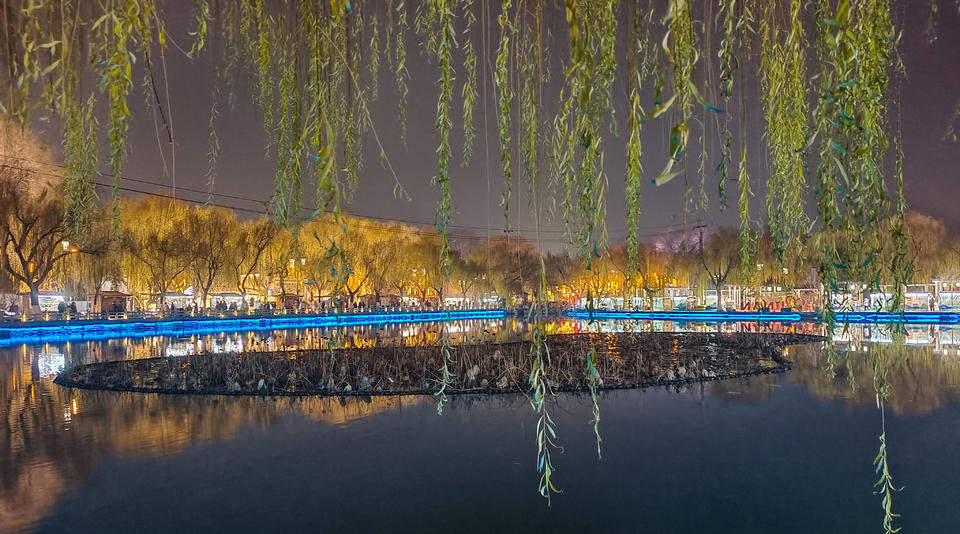 曲水亭街夜色绮丽，家家泉水映华彩