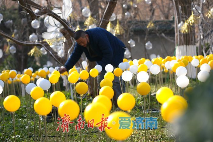 新春氛围渐浓！五龙潭迎春花灯布置即将收尾 花灯造型萌气十足