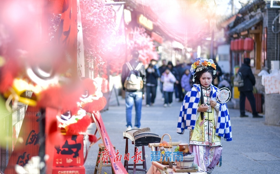 泉城年味气氛组已就位，是“蛇”候过年啦！