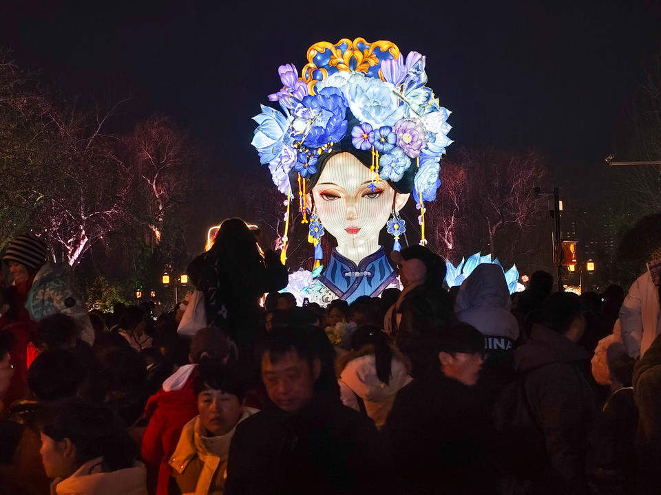 我们是真的很喜欢“夏雨荷”！假日万千游客不远千里来济南留影