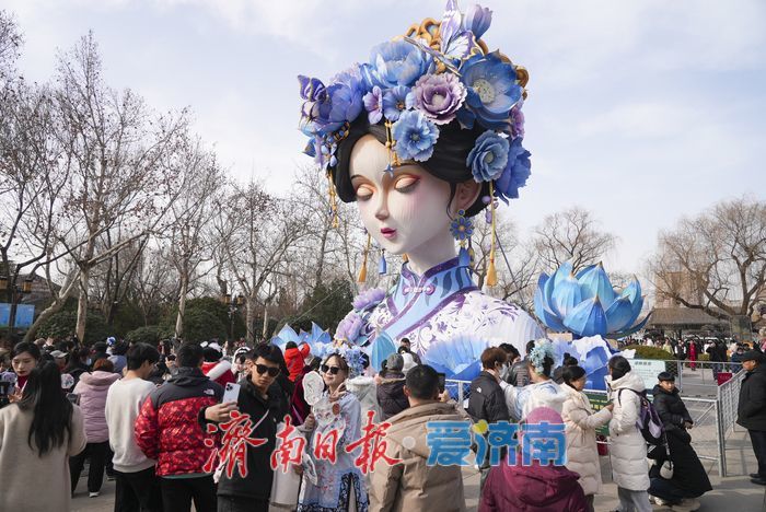 “泉”在济南过大年｜大明湖畔“夏雨荷”花灯俏皮续热