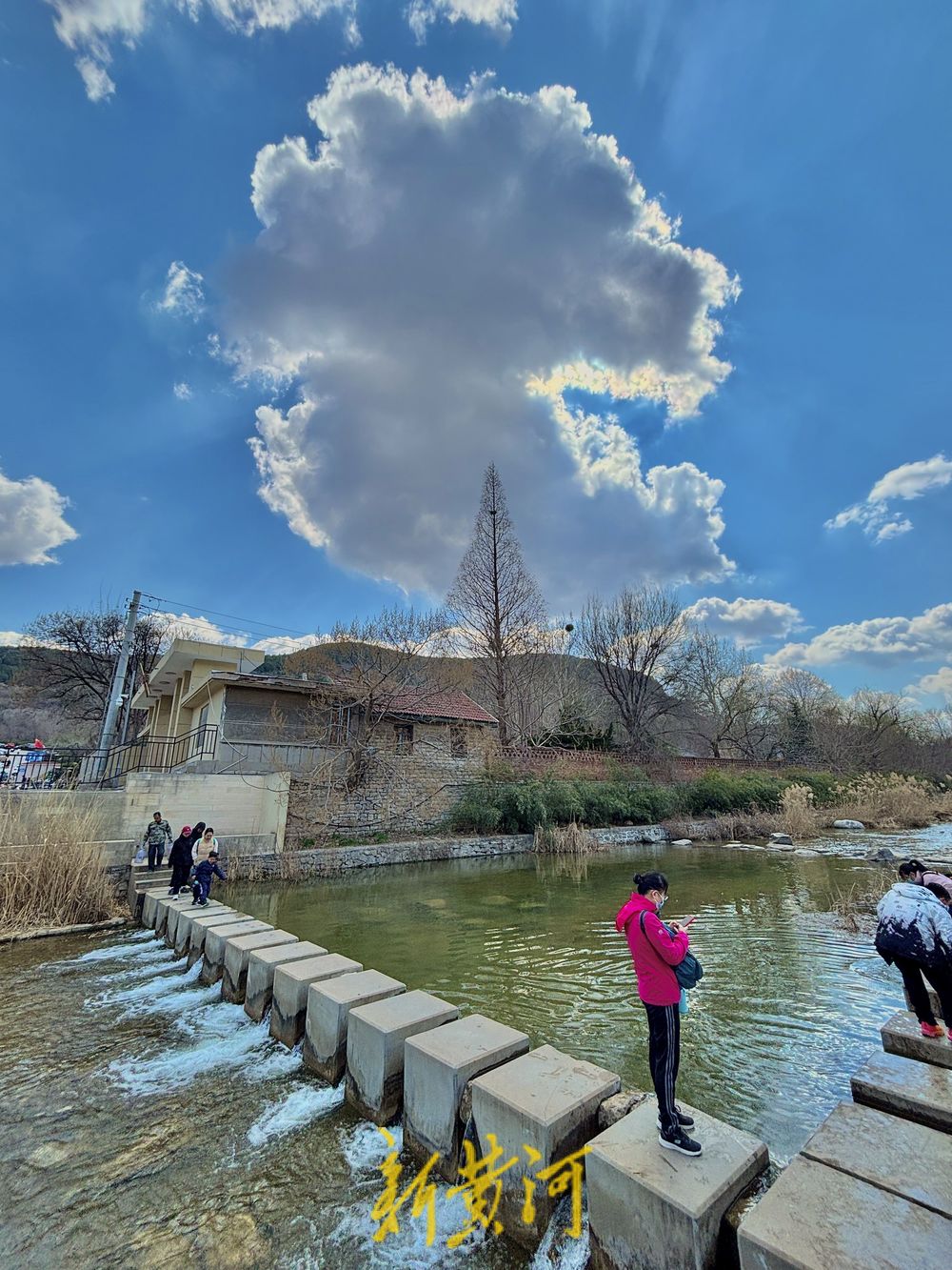 “倒春寒”带来湛蓝天 大朵白云扮靓天空