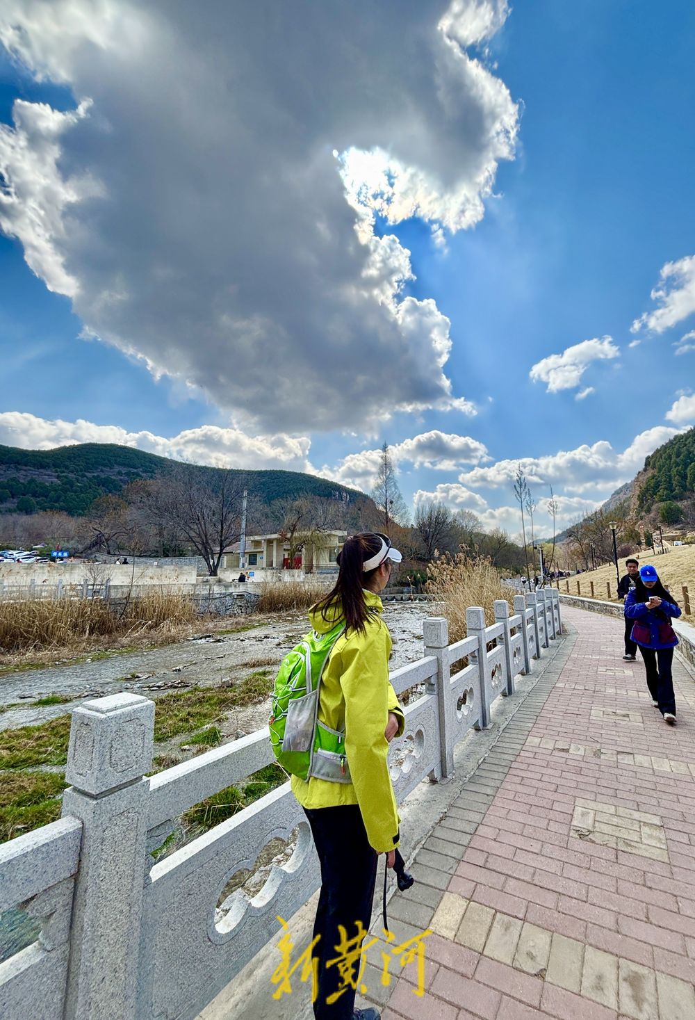 “倒春寒”带来湛蓝天 大朵白云扮靓天空