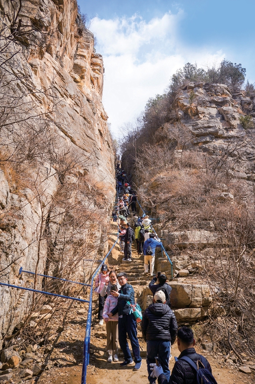 仲春野外登山游火热，“一线天”感受山崖险峻