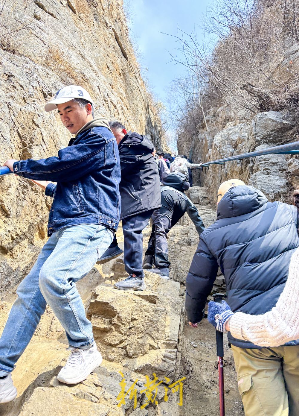 仲春野外登山游火热，“一线天”感受山崖险峻