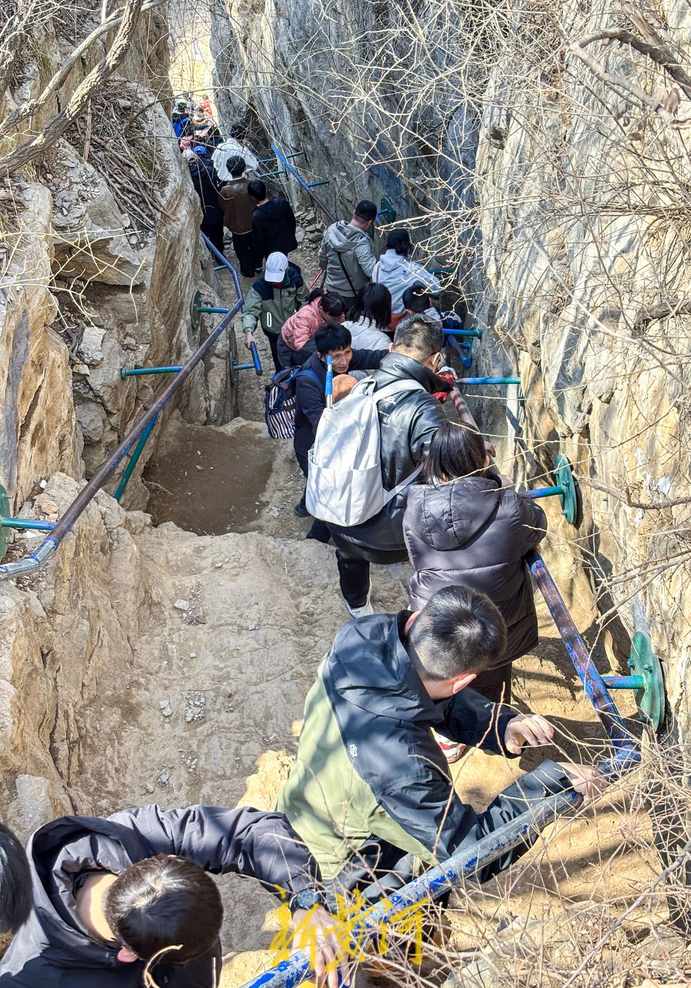 仲春野外登山游火热，“一线天”感受山崖险峻