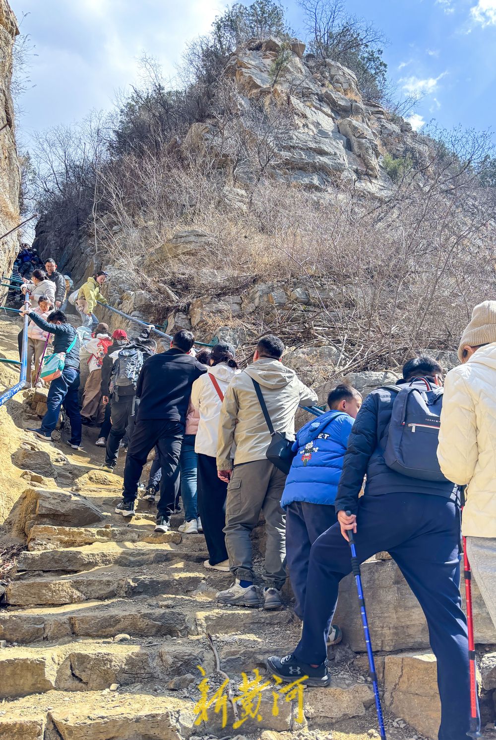 仲春野外登山游火热，“一线天”感受山崖险峻