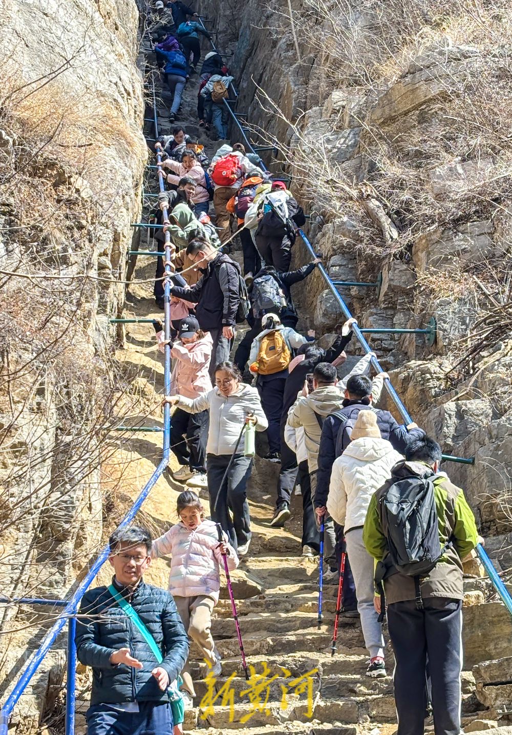 仲春野外登山游火热，“一线天”感受山崖险峻