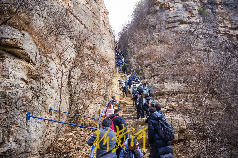 仲春野外登山游火热，“一线天”感受山崖险峻