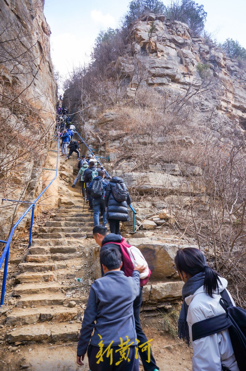 仲春野外登山游火热，“一线天”感受山崖险峻