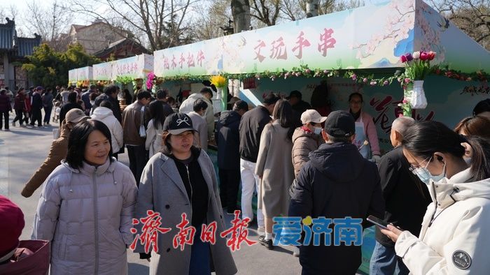 繁花簇拥下，这里的花朝市集热闹非凡