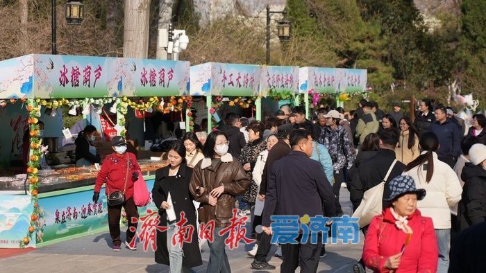 繁花簇拥下，这里的花朝市集热闹非凡