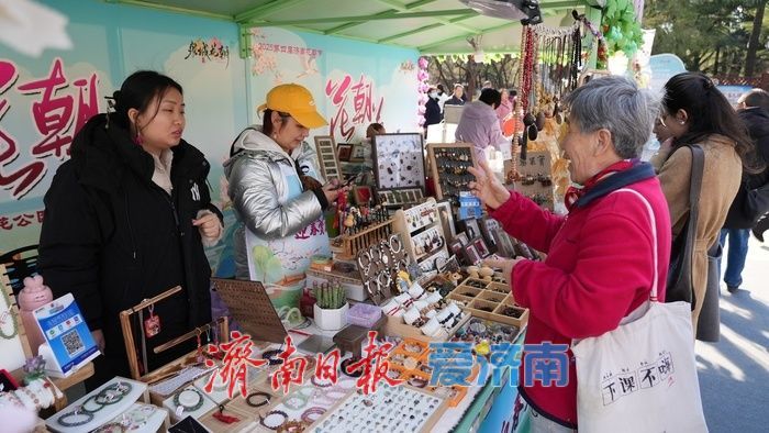 繁花簇拥下，这里的花朝市集热闹非凡