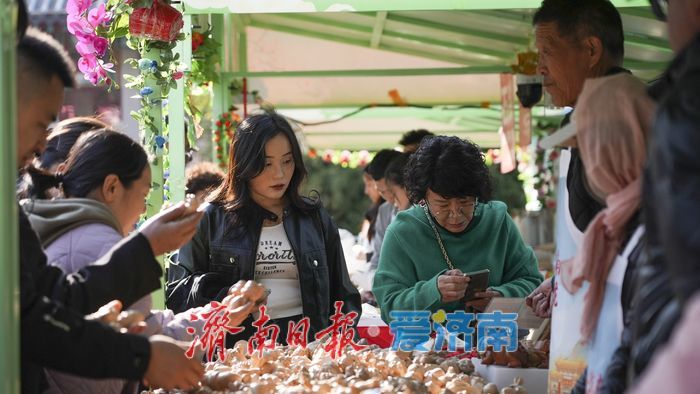 繁花簇拥下，这里的花朝市集热闹非凡