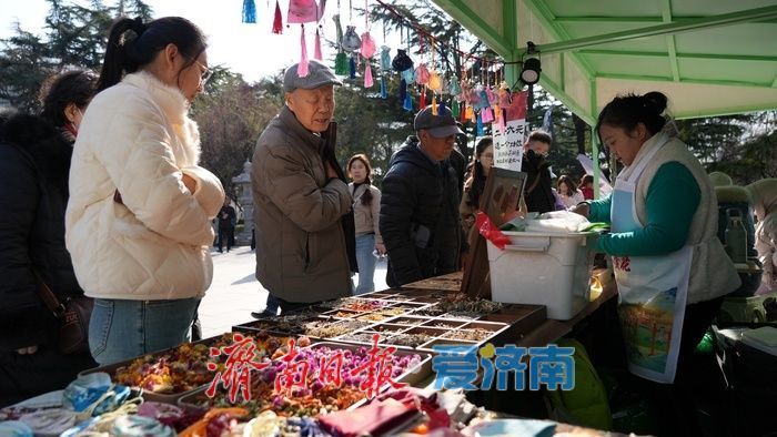 繁花簇拥下，这里的花朝市集热闹非凡