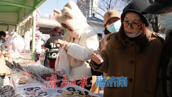 繁花簇拥下，这里的花朝市集热闹非凡