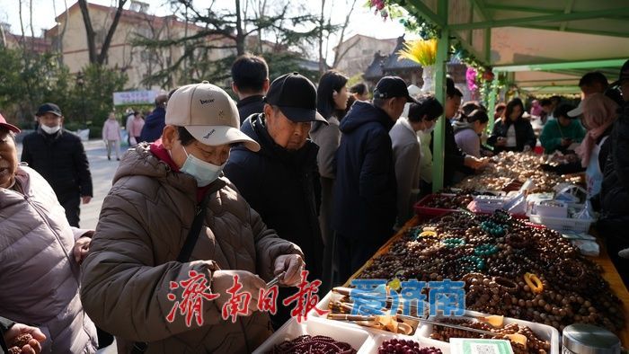 繁花簇拥下，这里的花朝市集热闹非凡