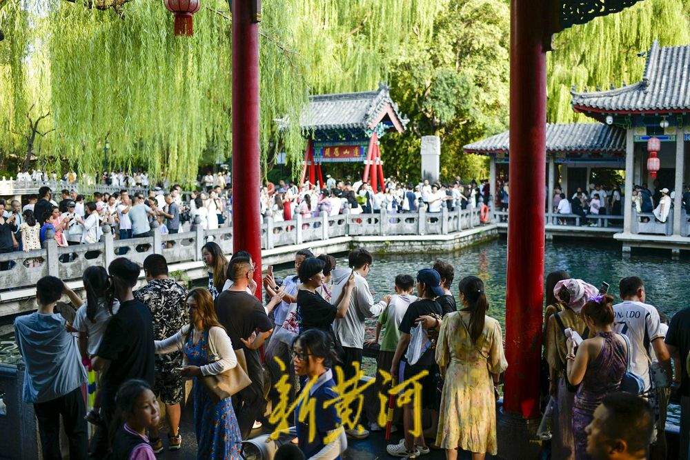 一年四季 泉在济南丨趵突泉水位“十连涨” 三股泉涌引客来