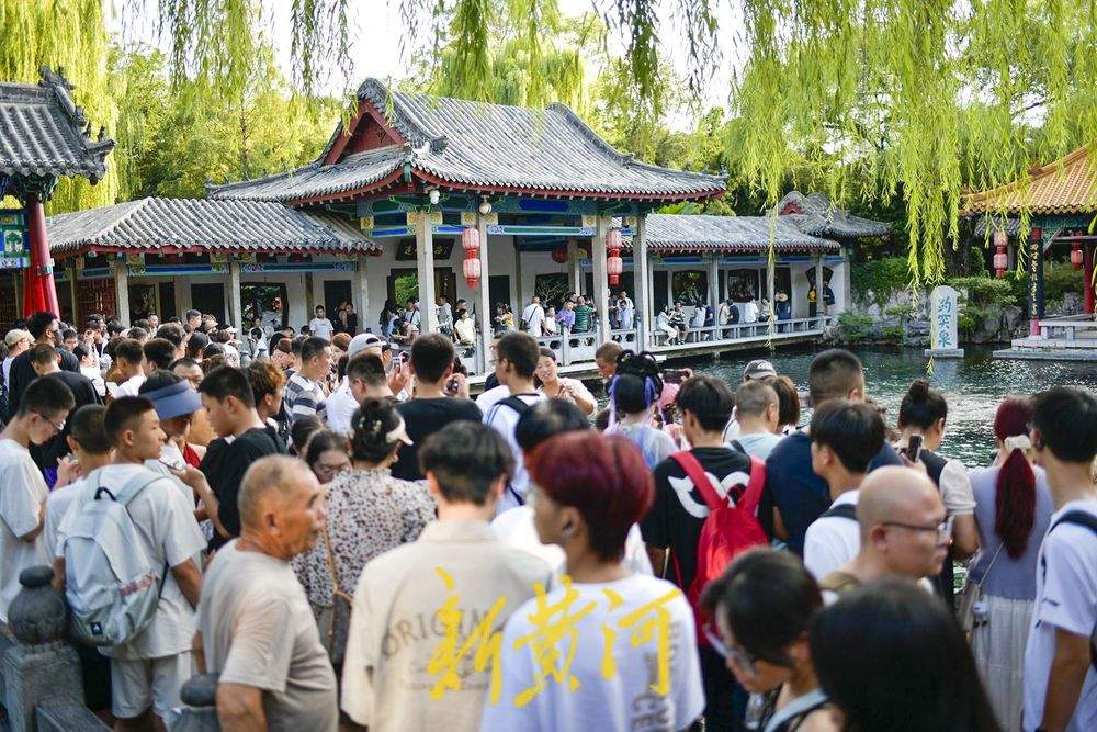 一年四季 泉在济南丨趵突泉水位“十连涨” 三股泉涌引客来