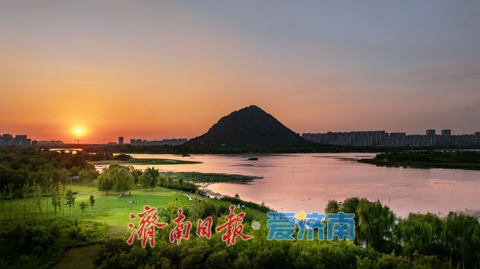 一年四季 泉在济南｜华山湖披上霞光盛装 ，演绎“湖光山色”醉美时刻