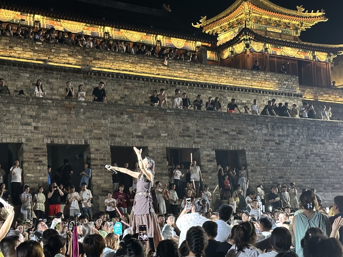 泉水、音乐和烟花,他们在明水古城“跳”了起来