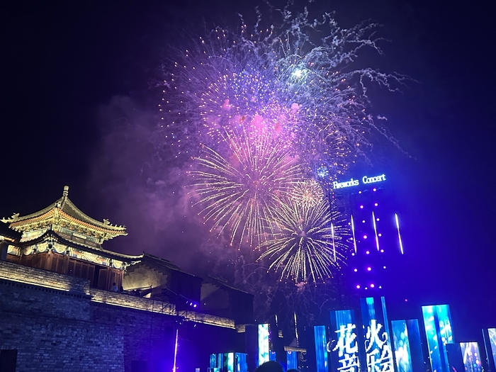 泉水、音乐和烟花,他们在明水古城“跳”了起来