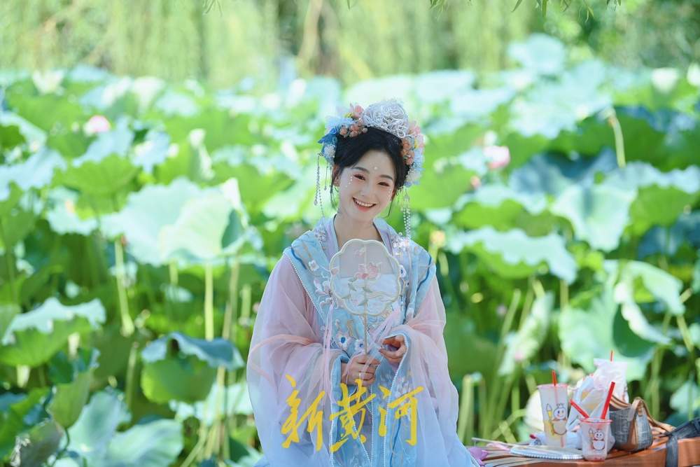 大明湖畔荷韵浓，游人赏荷正当时