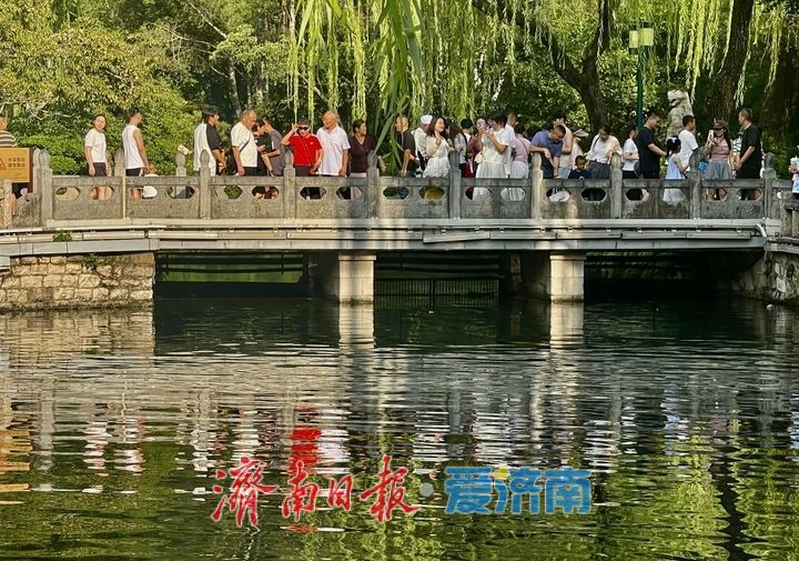 “趵突腾空”引客来 暑期尾声，趵突泉游客络绎不绝