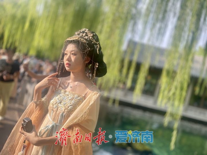 “趵突腾空”引客来 暑期尾声，趵突泉游客络绎不绝