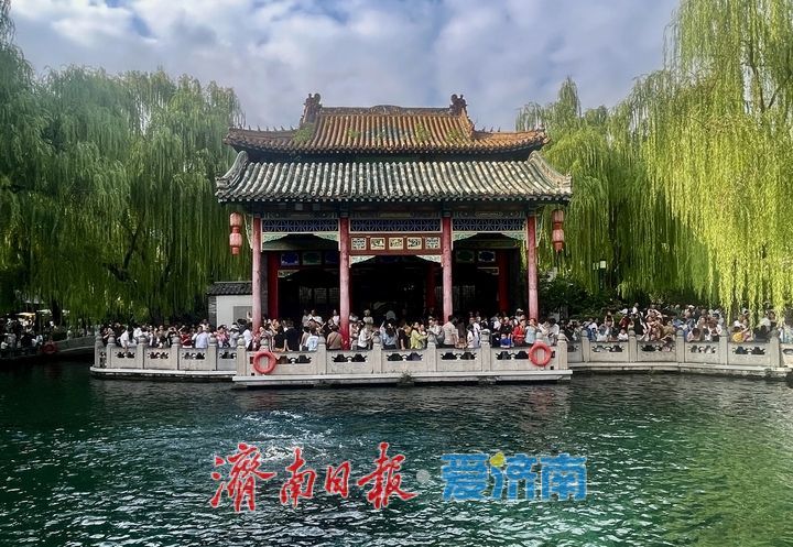 “趵突腾空”引客来 暑期尾声，趵突泉游客络绎不绝