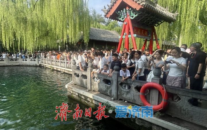 “趵突腾空”引客来 暑期尾声，趵突泉游客络绎不绝
