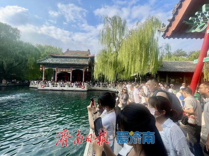 “趵突腾空”引客来 暑期尾声，趵突泉游客络绎不绝