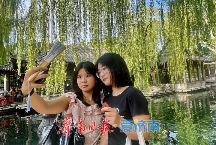 “趵突腾空”引客来 暑期尾声，趵突泉游客络绎不绝