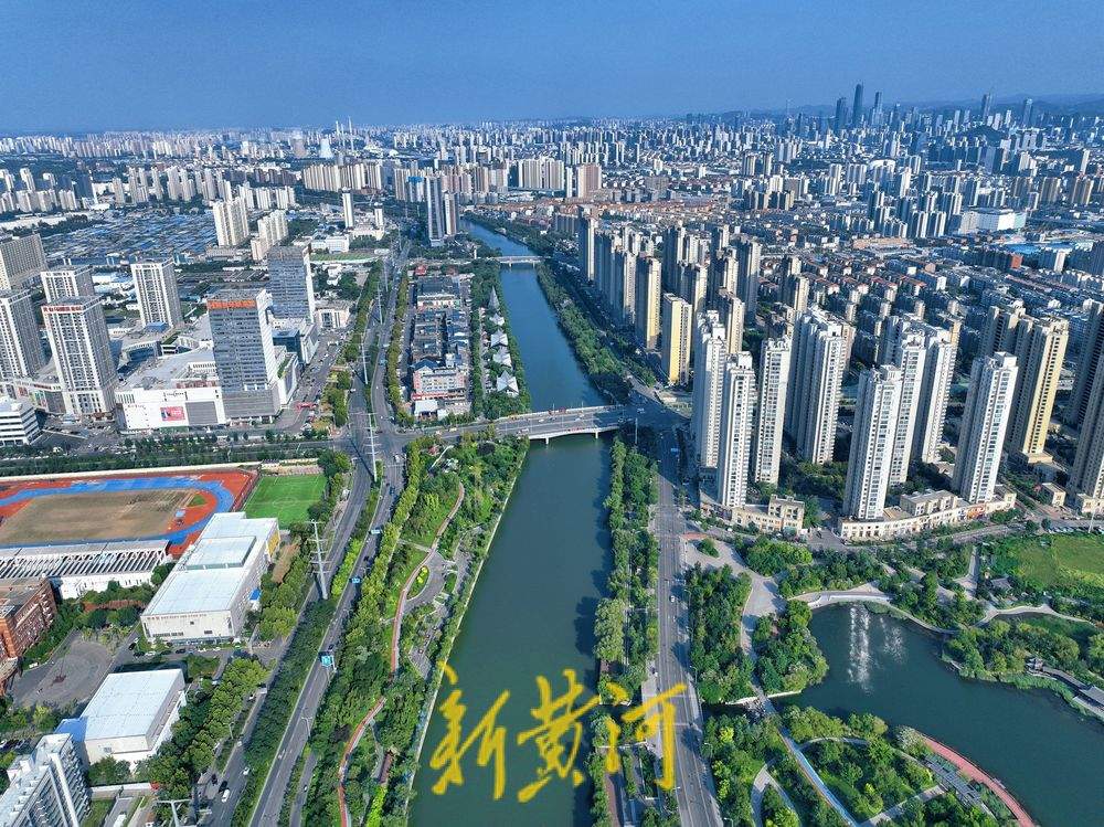 初秋时节，小清河景观带郁郁葱葱宛若盛夏