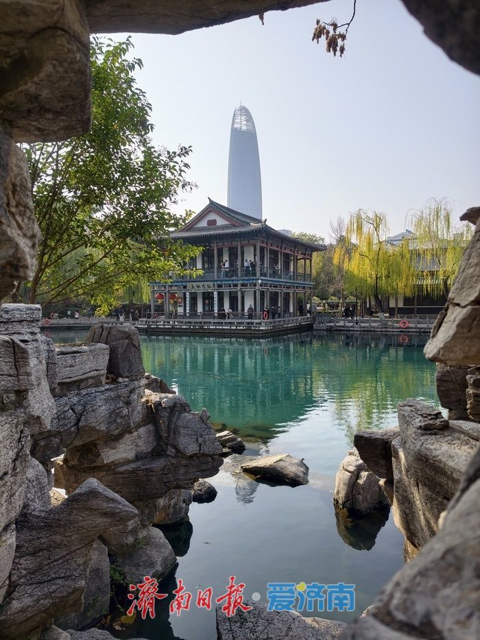 初冬时节,五龙潭公园色彩斑斓景致如画