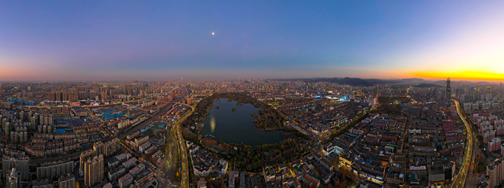 大明湖冬日晚照，老城新韵绘就泉城暮色