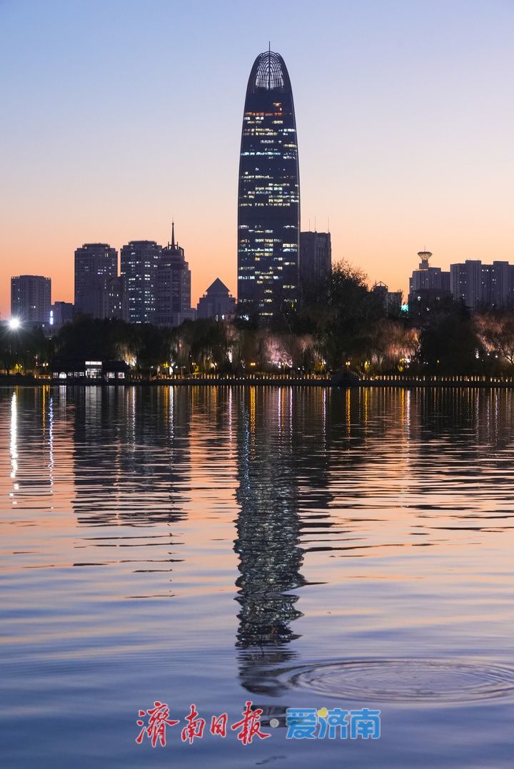 大明湖冬日晚照，老城新韵绘就泉城暮色