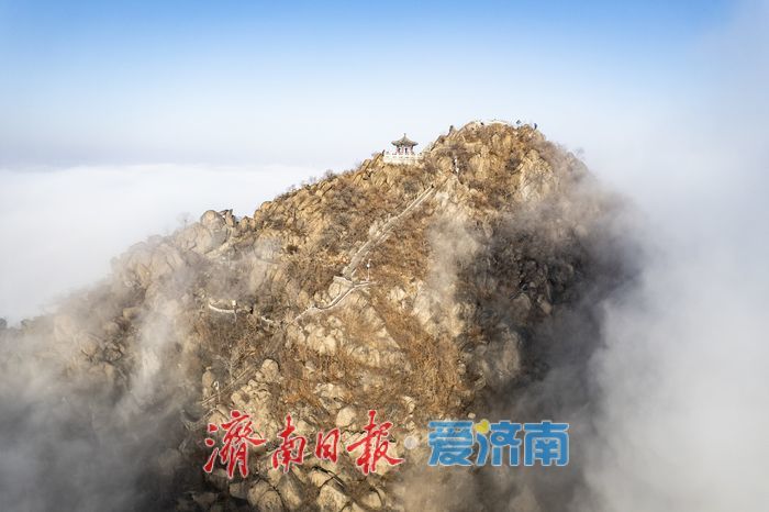 冬日华山迎来云海景观，缥缈景致引人入胜